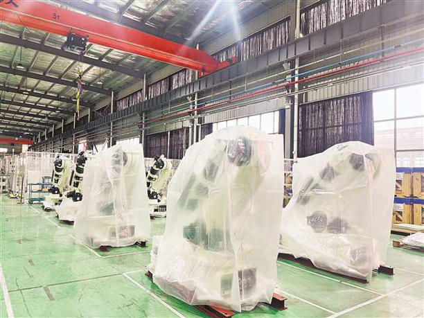 生产线“火力全开” 机器人忙着生产机器人(图1)